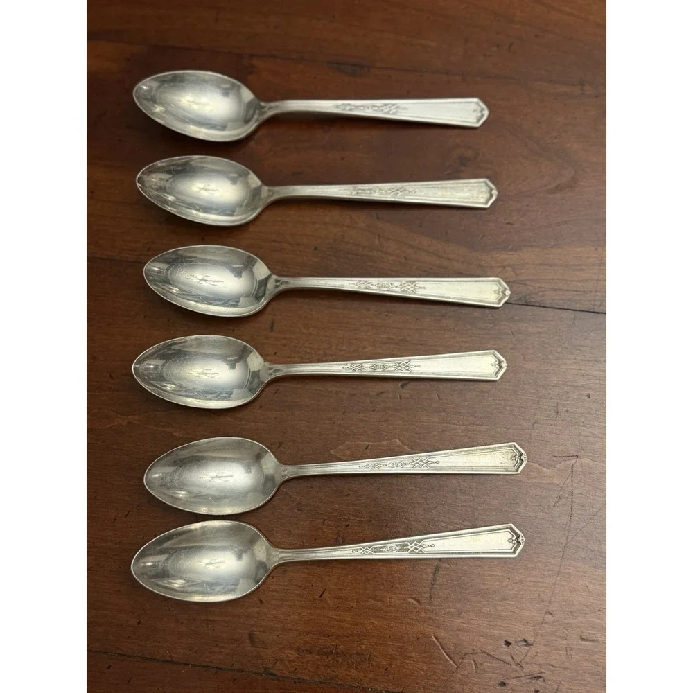 Vintage Tudor Plate Oneida‎ Mary Stuart 18-Pc Silverplate Flatware Service for 6